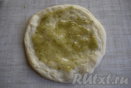 Кладем в центр 1-2 чайные ложки начинки их фейхоа и размазываем ее по периметру заготовки.
