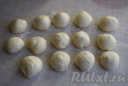 Делим тесто на равные кусочки, примерно, на 14-15 штук. В зависимости от размера вашей формы для выпечки, на формирование пирога могут уйти все кусочки теста, а может, как у меня, например, уйти 9 кусочков. Из остальных комочков теста я приготовила булочки.