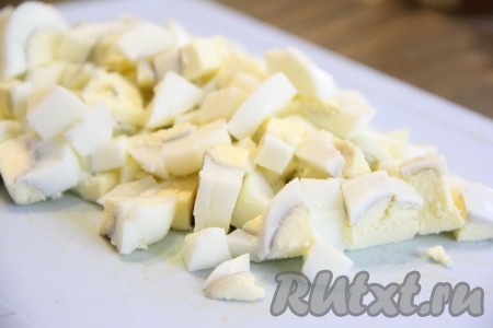 Яйца нарезать не мелко.
