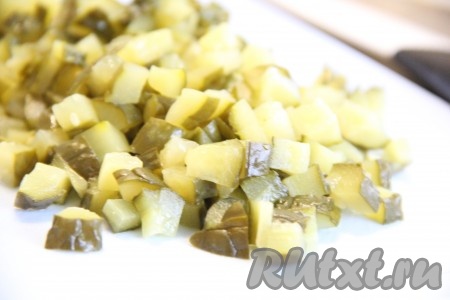 Огурчики нарезать средними кубиками.
