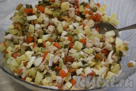 Посолить салат по вкусу и хорошо перемешать.