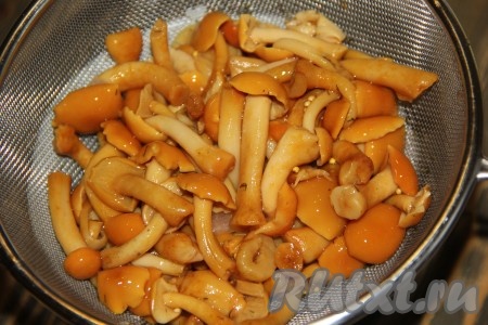 Маринованные опята откинуть на дуршлаг и дать стечь жидкости.
