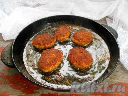 Обжарьте куриные котлеты на среднем огне с двух сторон до румяной корочки. Накрывать крышкой сковороду не нужно.