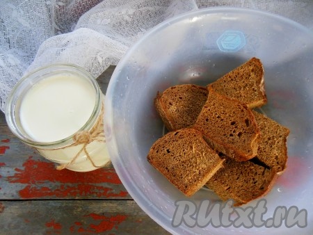 Замочите кусочки хлеба в молоке.