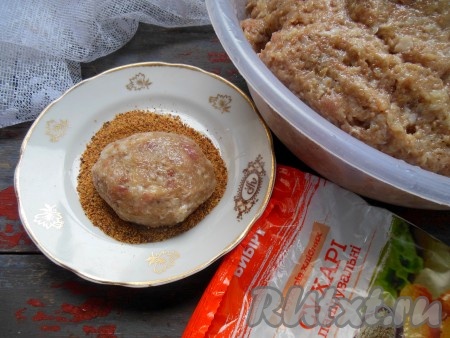 Смочите ладошки водой, затем, зачерпнув при помощи столовой ложки фарш, сформируйте котлету. Оббейте ее из ладошки в ладошку, затем обваляйте в панировочных сухарях. Сформируйте все котлетки.
