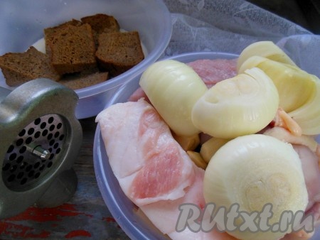 Пропустите через мясорубку куриное мясо вместе со шкурой, очищенные репчатый лук и чеснок, сало без шкуры и отжатый от молока хлеб (оставшееся молоко не выливайте, оно еще пригодится).

