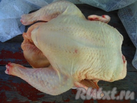 Курицу хорошо вымойте, обсушите с помощью бумажного полотенца. Для приготовления котлет можно использовать и уже готовый куриный фарш.