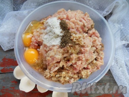 В фарш добавьте соль, черный молотый перец, куриные яйца.
