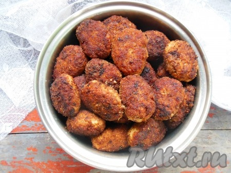 Готовые котлеты сложите в кастрюлю, добавьте молоко, которое осталось (примерно остаётся 250 мл молока), и накройте крышкой, поставьте на огонь, после закипания уменьшите огонь и протушите 7-10 минут. 
