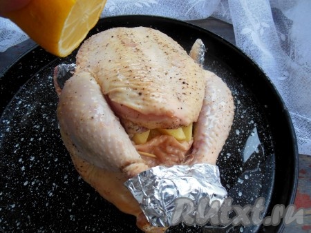 По желанию, можно сбрызнуть курицу лимонным соком.