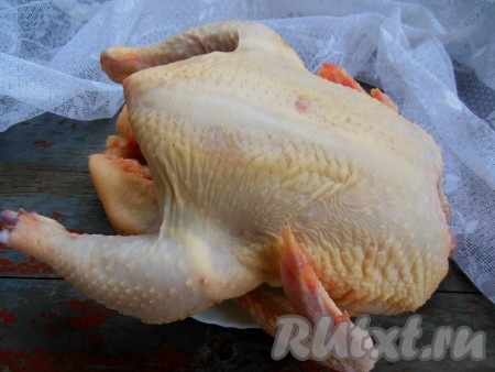 Курицу вымойте и обсушите.
