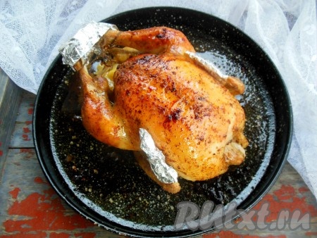 Румяная, аппетитная, вкусная запеченная курочка, фаршированная картофелем, готова.
