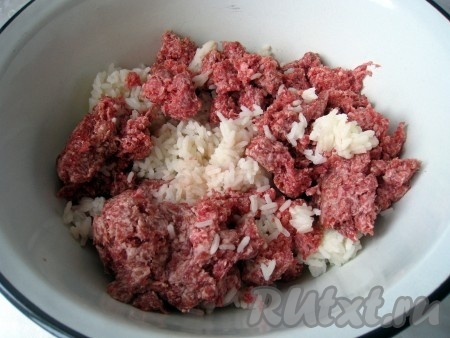 Рис отварить до полуготовности и перемешать с мясным фаршем, посолить, поперчить.
