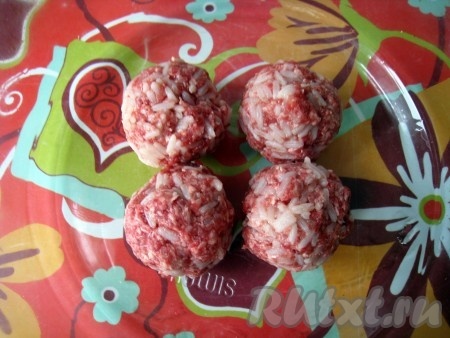 Сформировать тефтели и выложить их в один слой в смазанную растительным маслом форму для запекания.