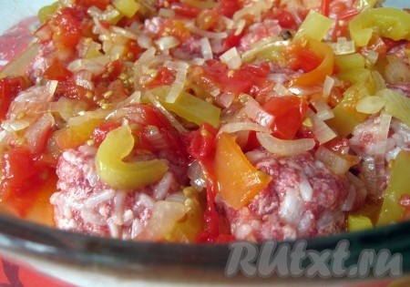 Осталось только залить мясные тефтели соусом лечо и поставить их в духовку. Время приготовления около 30 минут, температура - 180 градусов. Если у Вас нет лечо, можно потушить овощи по вкусу, посолить, поперчить,&nbsp;переложить их к тефтелям и добавить немного воды. Такой соус, конечно, отличается от лечо, но будет тоже вкусно. Сметанный соус или любой другой по Вашему вкусу тоже подойдёт для заливки мясных тефтелей. 
