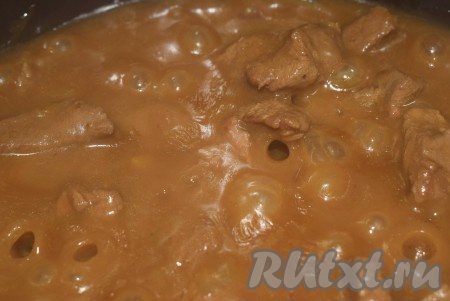 В процессе тушения говядины с подливкой посматривайте, чтобы подлива не испарилась и мясо не подгорело. Если нужно, долейте ещё воды. Я уверена в своей мультиварке - в ней ничего не выкипает, не пригорает и режим "Тушение" работает идеально, поэтому могу смело не открывать мультиварку в процессе приготовления блюда.
