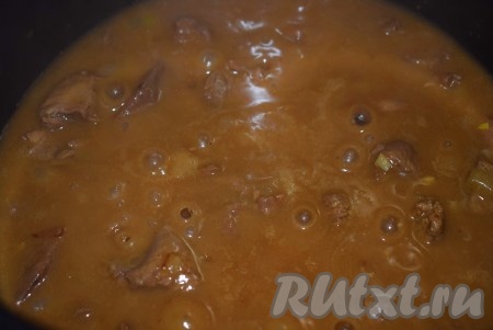 Включить режим "Тушение" на 1 час. Влить к говядине кипяченую воду (вода должна покрывать мясо, примерно, на 2 см). Хорошо перемешать, чтобы не образовалось мучных комочков, и добавить оставшуюся томатную пасту (кетчуп или соус "Терияки"), посолить, поперчить и закрыть крышку мультиварки.
