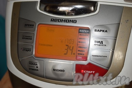 Мультиварку включить на режим "Жарка", выбрать вид продукта "Мясо". На дно чаши мультиварки налить растительное масло и хорошо его разогреть.
