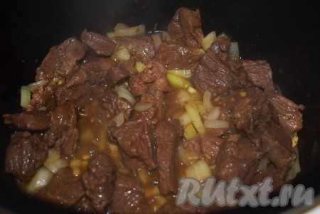 Перемешать и продолжать обжаривать, иногда помешивая, до мягкости лука (лук не должен хрустеть!).
