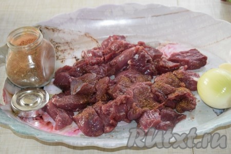 Говядину нарезать на небольшие кусочки, примерно, равного размера, посолить, поперчить и добавить специи. Оставить мясо пропитаться минут на 15.
