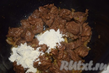 Как только лук станет мягким, добавить муку и хорошо перемешать.
