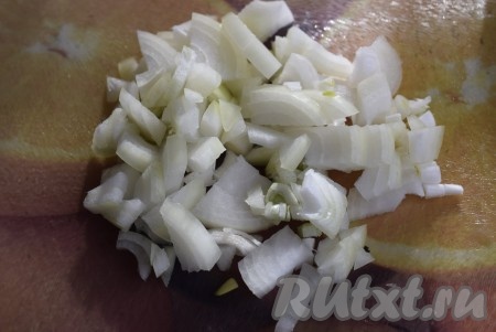 Пока говядина маринуется в специях, очистить лук и чеснок. Лук нарезать достаточно мелко. 2 зубчика чеснока тоже мелко нарезать.