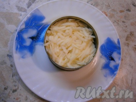 Далее - слой очищенного и натертого на крупной терке яблока + майонез.