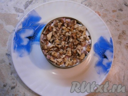 Следующий слой - рубленные орехи.