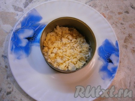 Яйца разделить на желтки и белки. Желтки натереть и выложить следующим слоем.