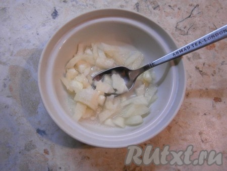 Лук очистить и мелко нарезать. Поместить лук в смесь воды, соли, сахара и уксуса, оставить мариноваться на 20 минут.
