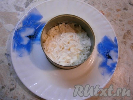 Лук отжать от маринада и выложить его на желтки, смазать майонезом.
