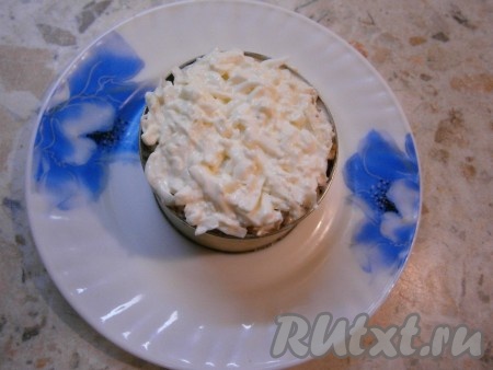 Последним слоем выложить натертые на крупной терке и чуть подсоленные белки, смешанные с майонезом (немного белковой массы оставить для украшения).
