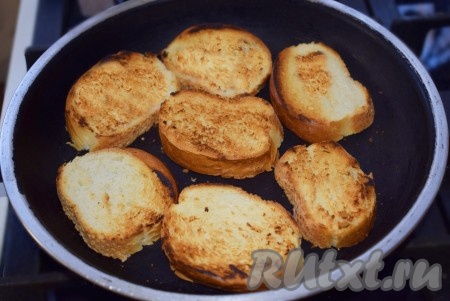 Переворачиваем каждый кусочек батона.
