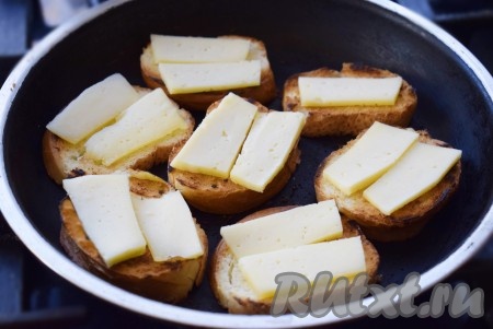 Поверх кусочков батона выкладываем ломтики сыра (как на фото).
