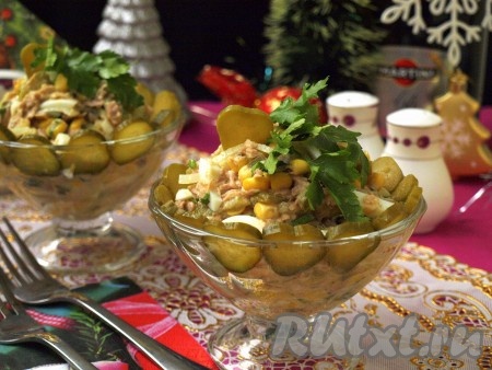 Разложить салат с тунцом и маринованным огурцом в порционные креманки или в один салатник, украсить кружочками огурчика, зеленью и можно подавать к столу.
