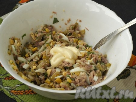 Заправить салат майонезом и снова перемешать.
