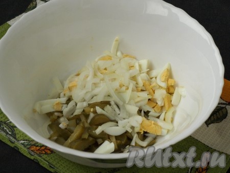 1 небольшую луковицу или половину луковицы среднего размера нарезать тонкой соломкой или четверть кольцами и выложить в салат из огурцов и яиц.
