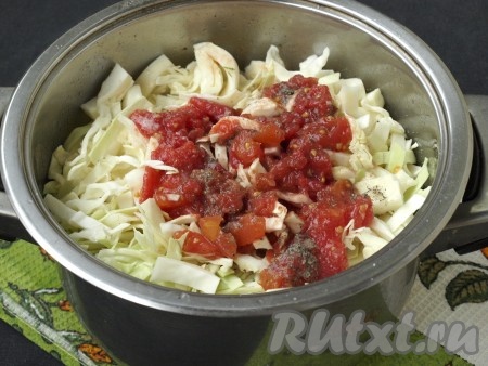 Нашинковать капусту и спустя время добавить её к картошке. Влить сверху томатный соус (у меня вместо соуса помидоры в собственном соку). Также добавить ещё соли и молотого перца, перемешать. Снова накрыть кастрюлю крышкой, убавить огонь и тушить капусту с мясом и картошкой 15-20 минут. Один раз открыть кастрюлю и перемешать содержимое.
