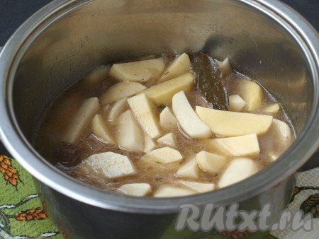 Картофель выложить к мясу, если мало воды - добавить (вода должна покрыть картошку на 2/3). Также добавить лавровый лист, приправы (здесь вы вольны в выборе и можете добавить любимые приправы, например, прованские травы, смесь трав для картофеля или отдельно взятые травы), довести до кипения и уменьшить огонь. Готовить картофель 10 минут под крышкой.