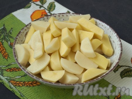 Крупными ломтиками нарезать очищенный картофель.
