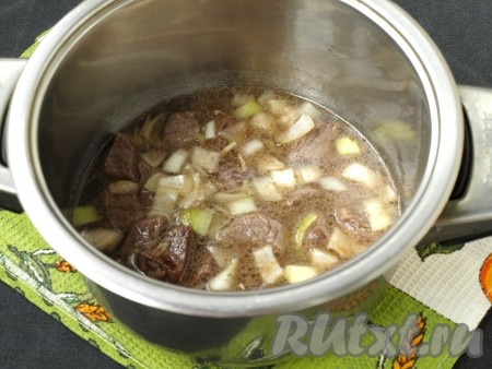 Переложить мясо с луком в кастрюлю, добавить воду так, чтобы она покрыла мясо полностью. Добавить молотый перец и соль, накрыть кастрюлю крышкой и готовить до того момента, пока мясо будет протыкаться вилкой (телятина будет легко прокалываться вилкой через 50-60 минут, свинина - минут через 40, куриное мясо - минут через 20).