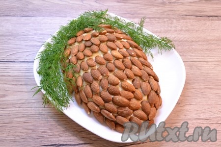 Сверху разместить веточки зеленого укропа, имитируя сосну или ель. Укроп можно заменить веточками розмарина.&nbsp;
