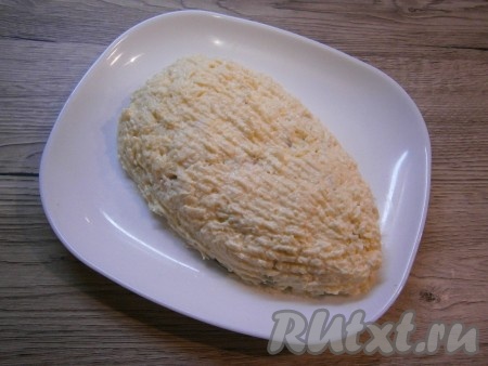 Добавить к сыру с майонезом пропущенный через пресс чеснок, перемешать. Покрыть сырной массой весь салат - и сверху, и с боков, выравнивая вилкой.
