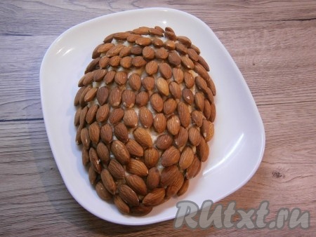 Далее аккуратно и ровненько уложить сверху целый миндаль, покрывая весь салат полностью.&nbsp;
