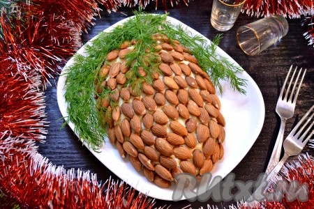 Рецепт салата "Шишка" с миндалем
