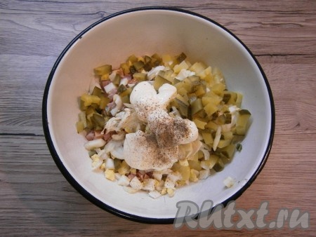 Сюда же добавить мелко нарезанный очищенный репчатый лук (если не любите - не кладите) и нарезанные кубиками маринованные огурчики, майонез, соль и перец по вкусу.
