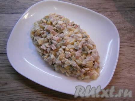 Салат перемешать и выложить на тарелку в форме шишки.