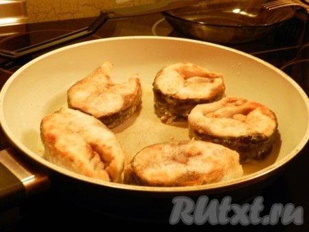 Жарить пеленгаса с двух сторон на сковороде на раскаленном растительном масле до образования золотистой корочки.
