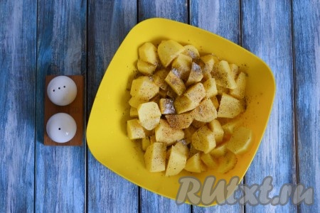Очистить картофель, нарезать крупными кусочками, по вкусу посолить и приправить черным молотым перцем, тщательно перемешать.
