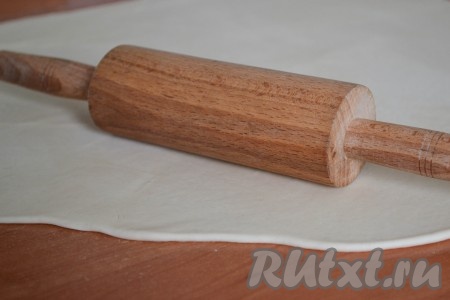 Раскатать тесто очень тонко (толщиной, приблизительно, 2 мм).
